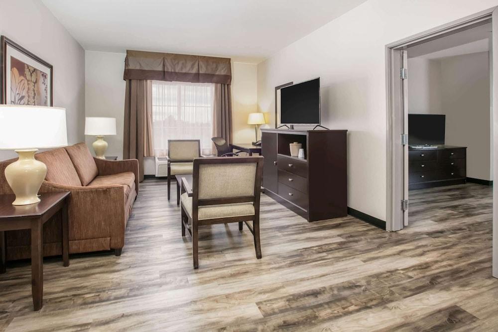 La Quinta Inn & Suites by Wyndham DFW Airport West - Euless photo 22