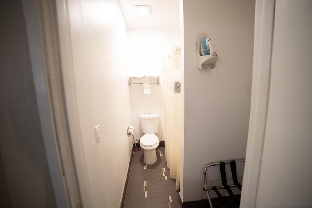 Mid City Inn and Suites photo 66