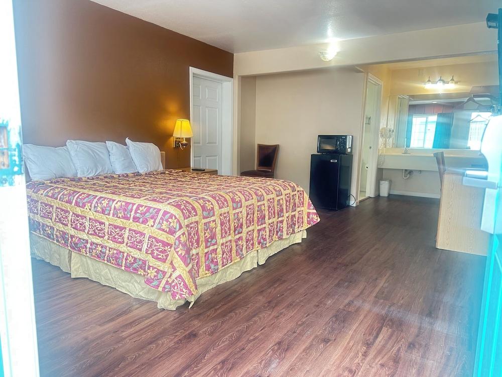 ROYAL INN photo 9