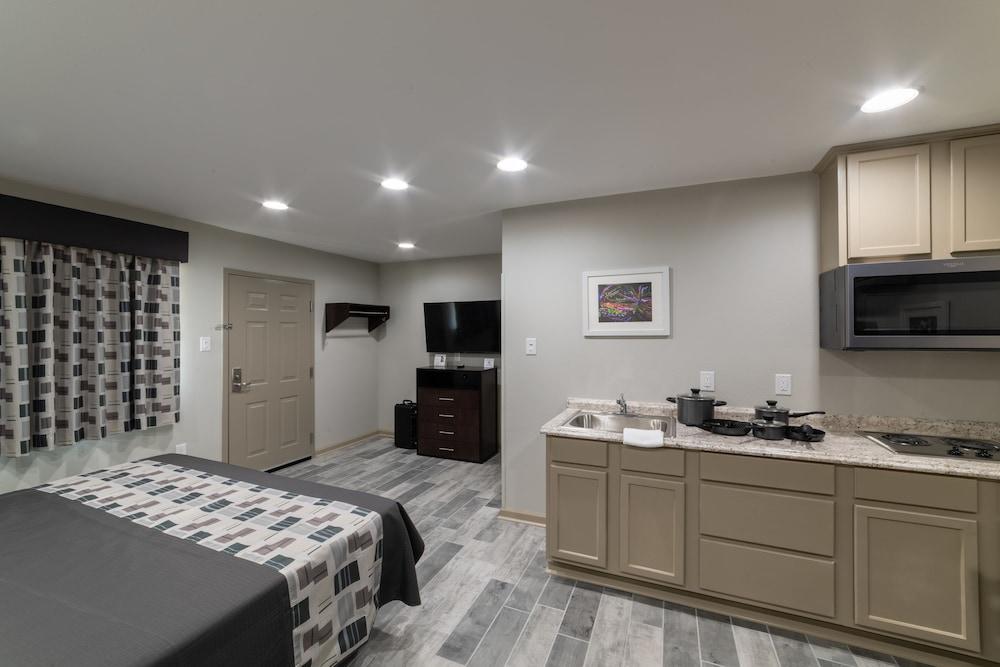 Budget Inn & Suites photo 24