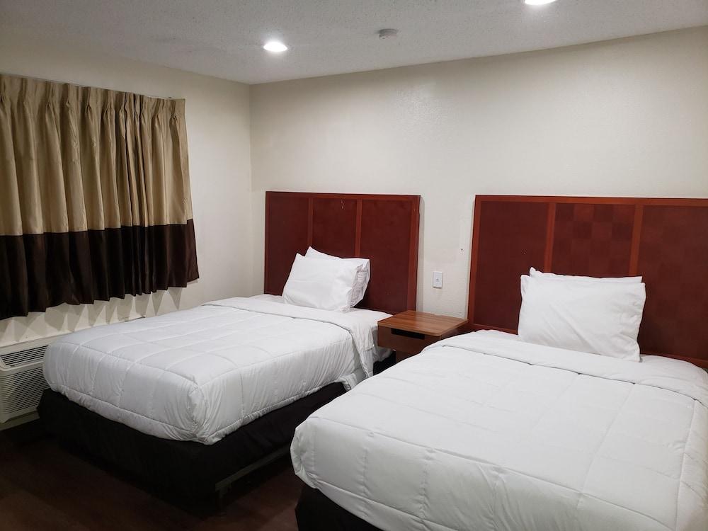 CLEAR LAKES INN photo 5