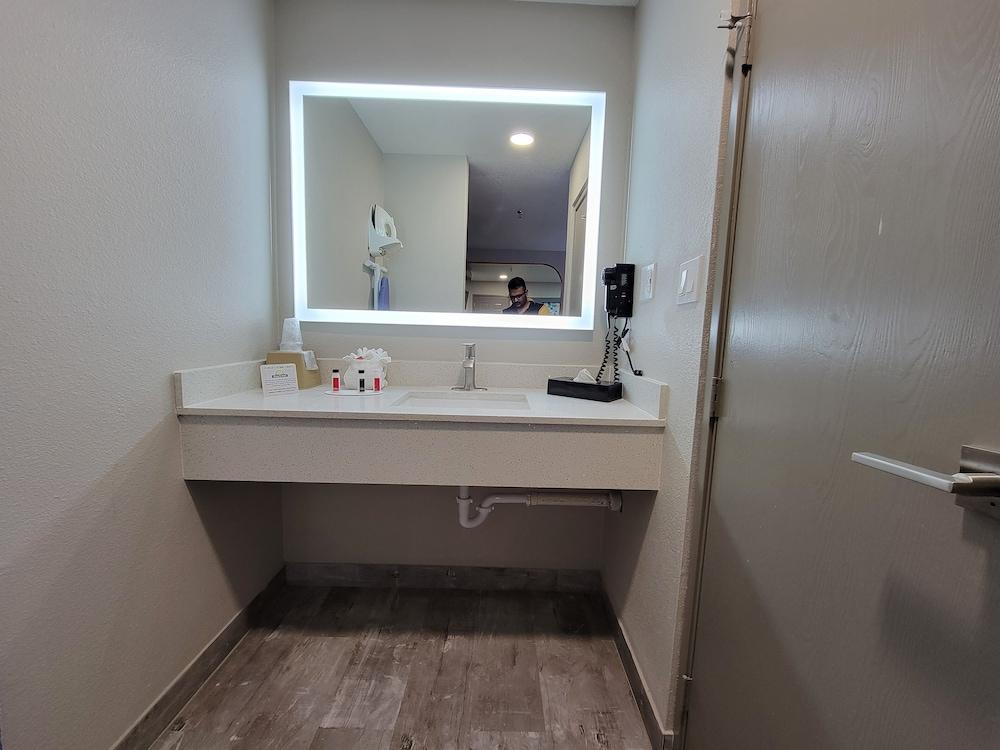 Days Inn by Wyndham Ruidoso Downs photo 10