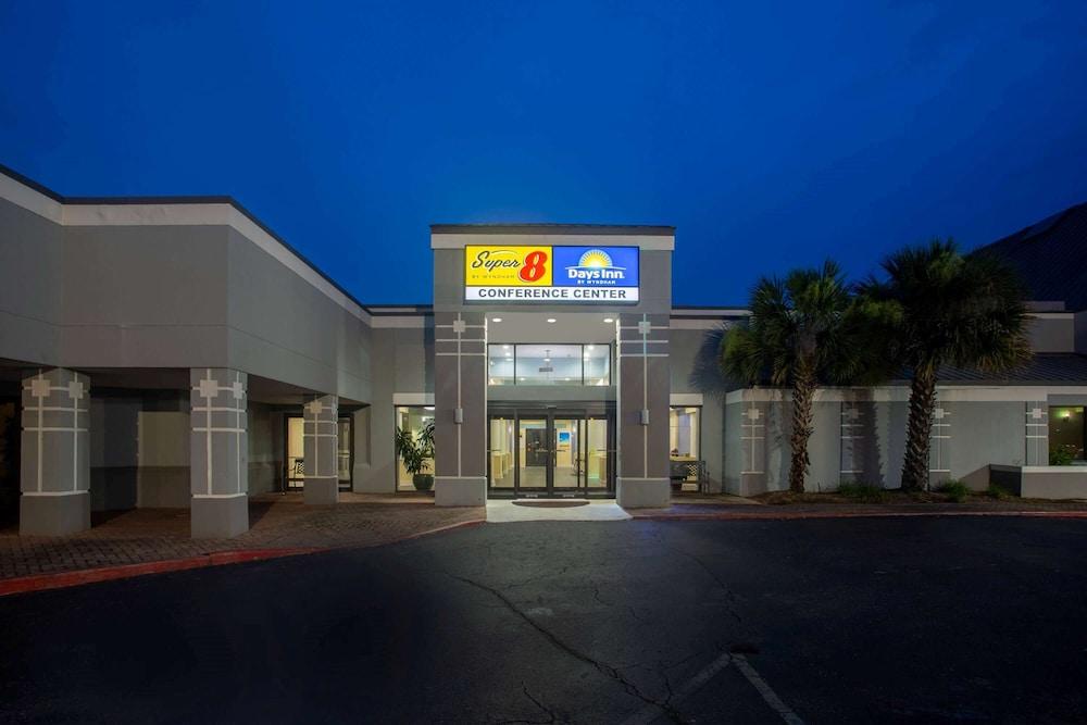 Super 8 by Wyndham Mobile I-65 photo 20