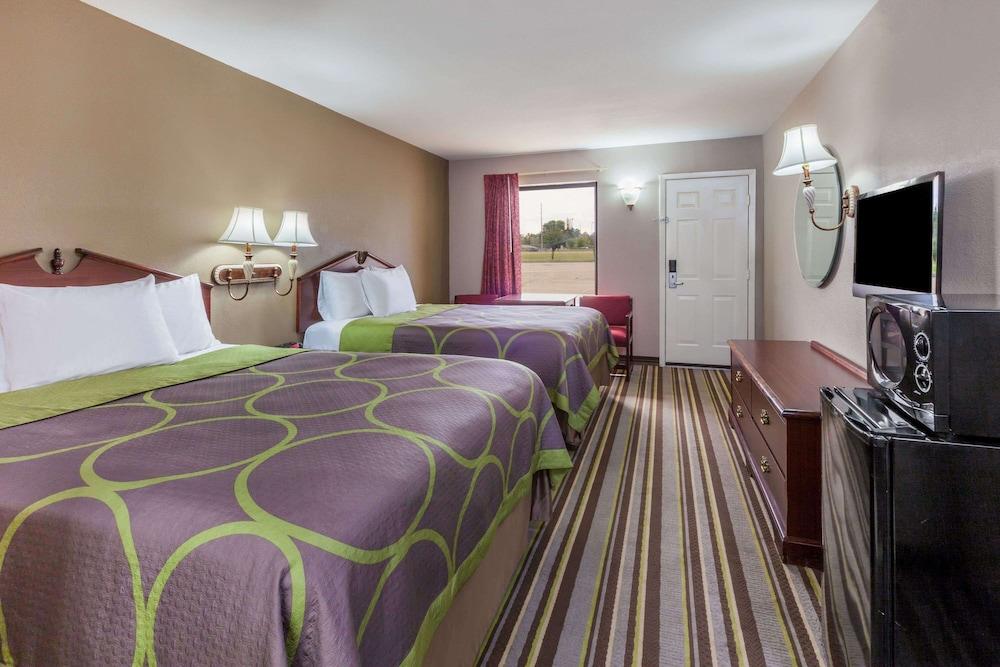 Super 8 by Wyndham Mt. Pleasant TX photo 12