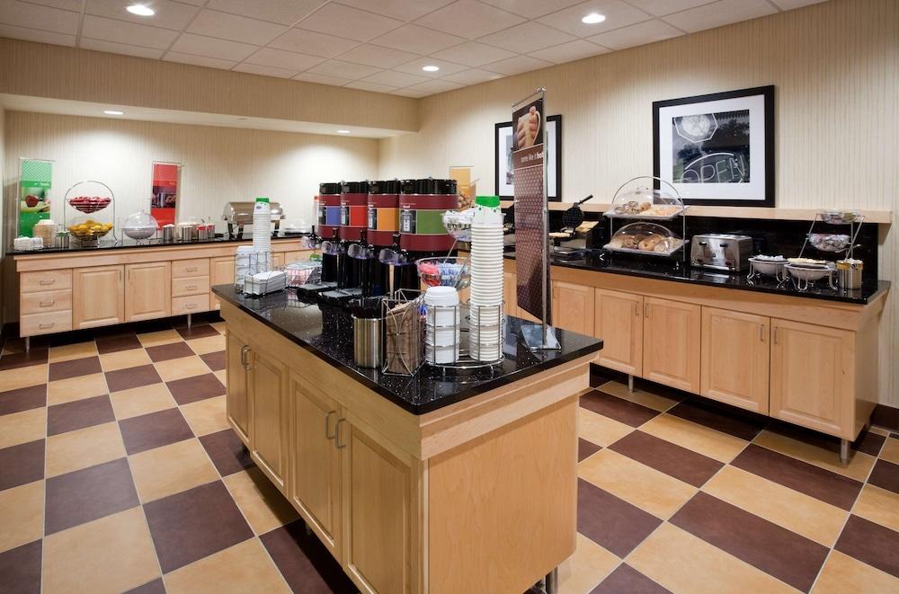 Hampton Inn & Suites Minot Airport photo 25