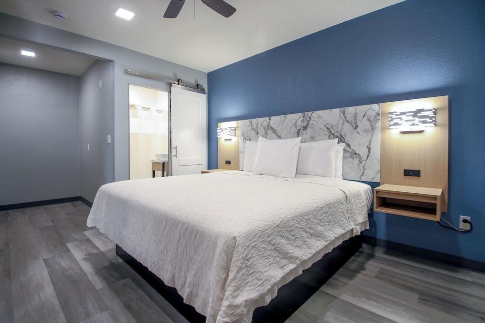 Pacific Inn & Suites photo 4