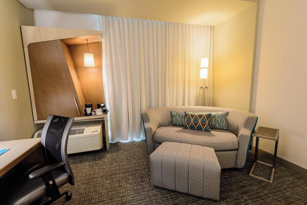 Courtyard by Marriott Lake Jackson photo 11