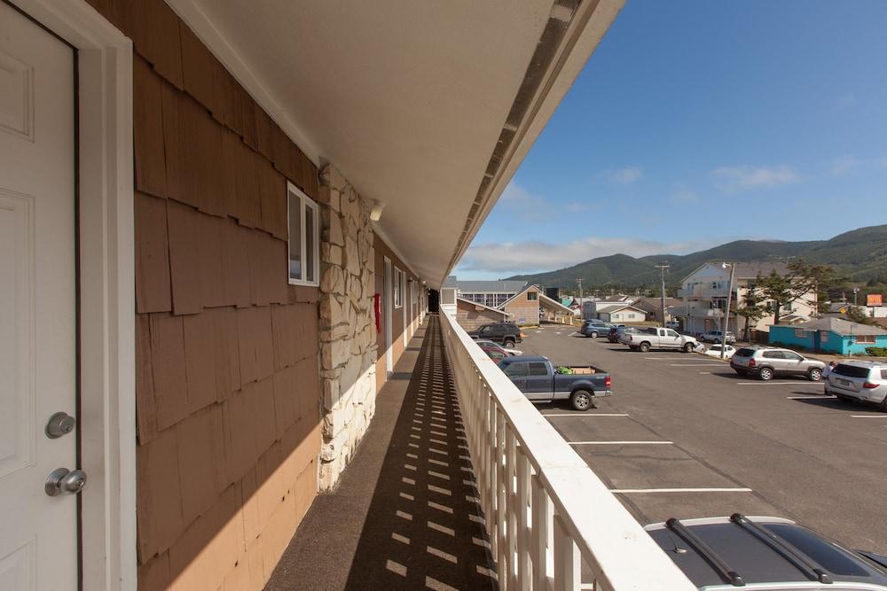 Silver Sands Motel photo 30
