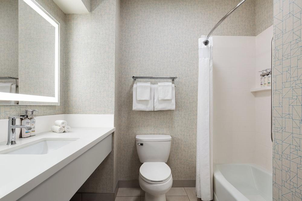 Holiday Inn Express and Suites Bakersfield Central by IHG photo 22