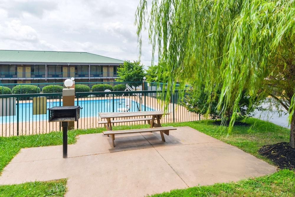 Americas Best Value Inn Goodlettsville Nashville N photo 28