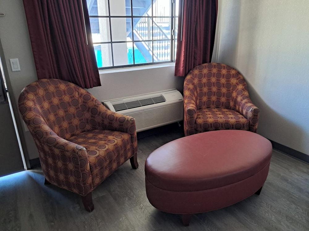 Days Inn by Wyndham Safford, AZ photo 9