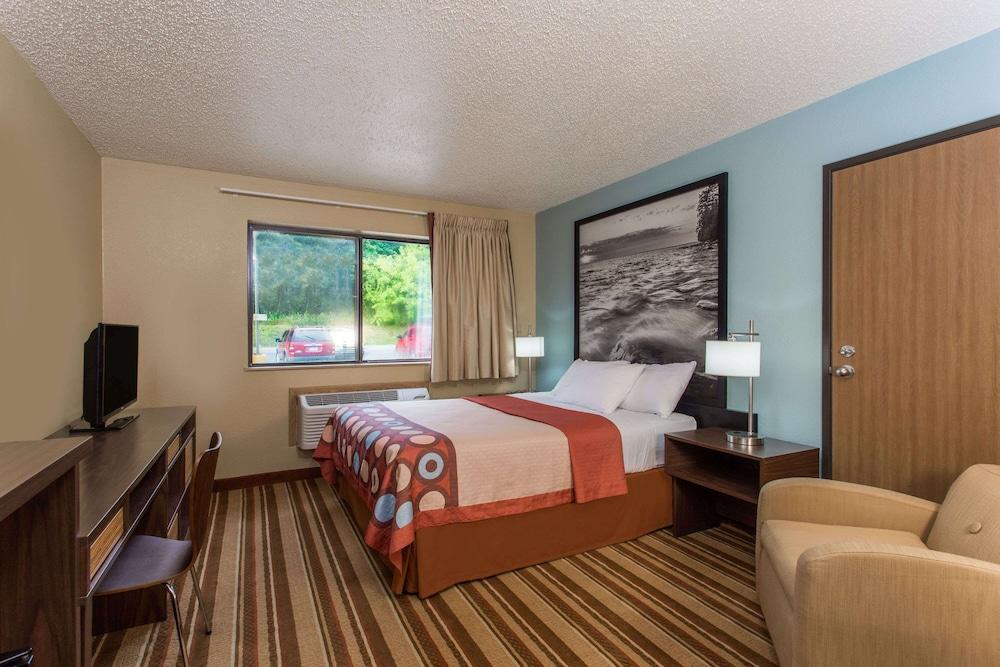 Super 8 by Wyndham Houghton photo 2
