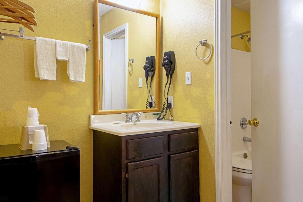 Economy Inn & Suites photo 33