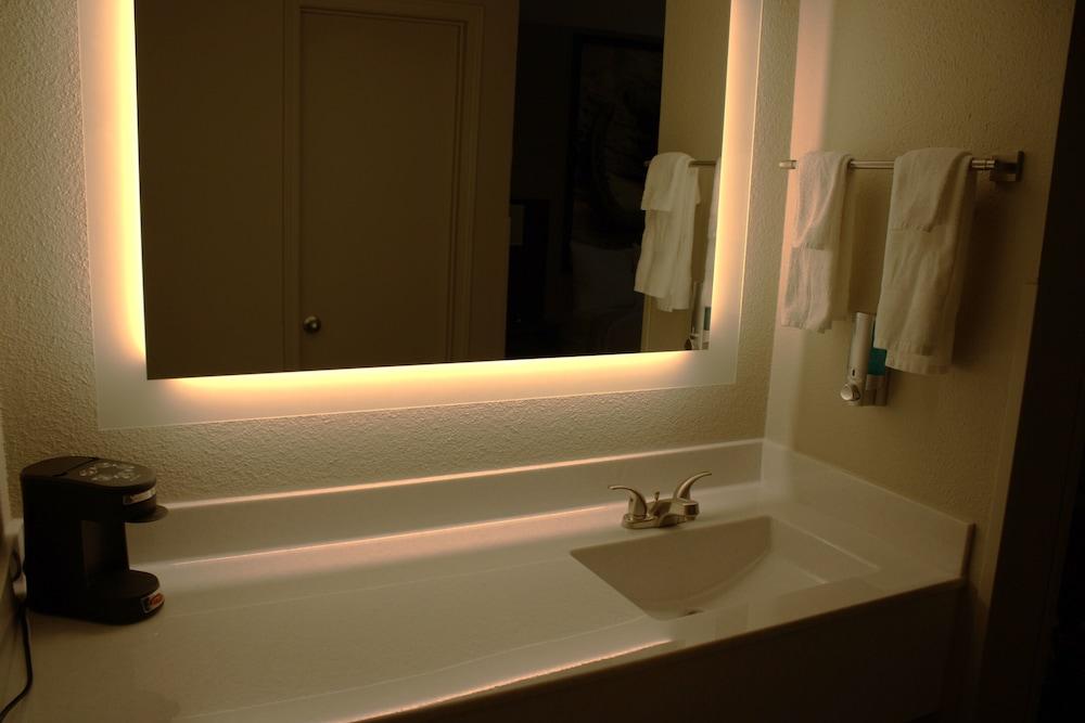 Boarders Inn & Suites photo 4