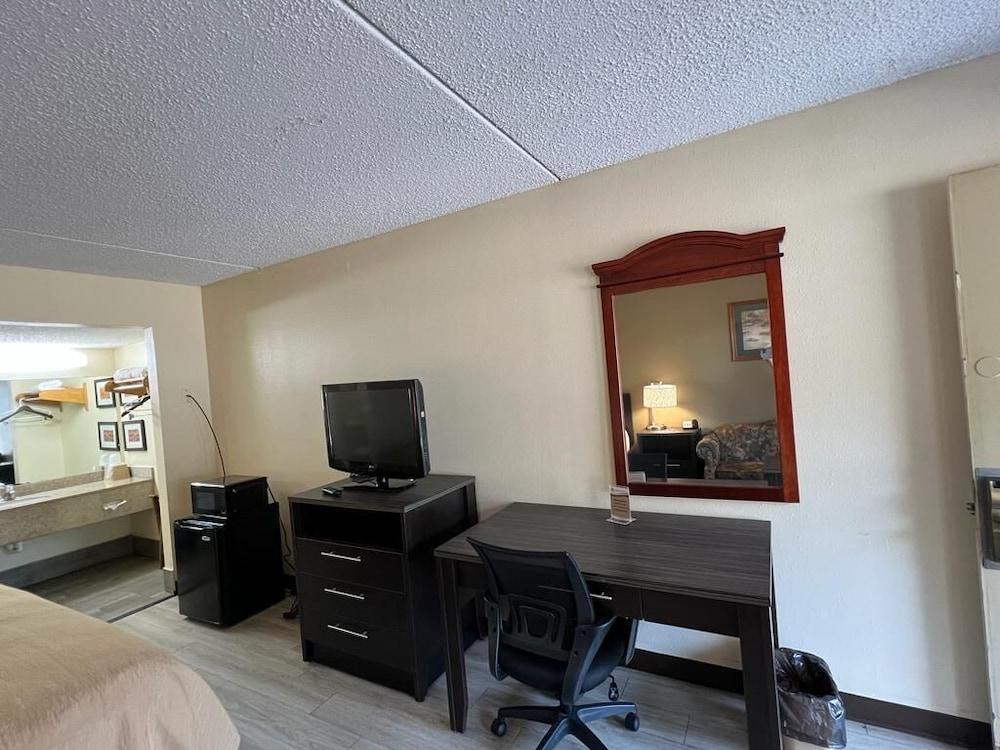 Rodeway Inn Walterboro I-95 photo 16