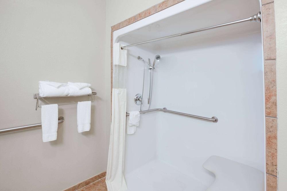 Baymont by Wyndham Wheeler photo 20