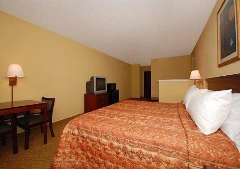 Country Hearth Inn & Suites photo 32