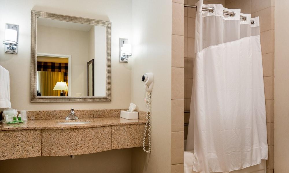 Holiday Inn & Conference Center Marshfield by IHG photo 8