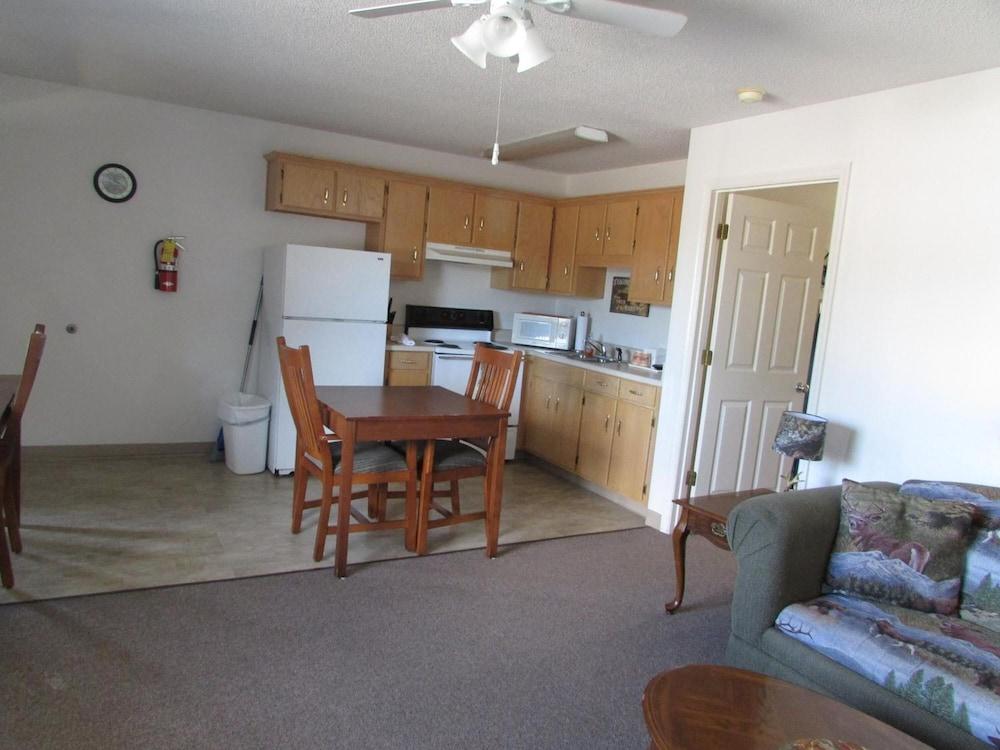 Douglas Inn & Suites photo 28