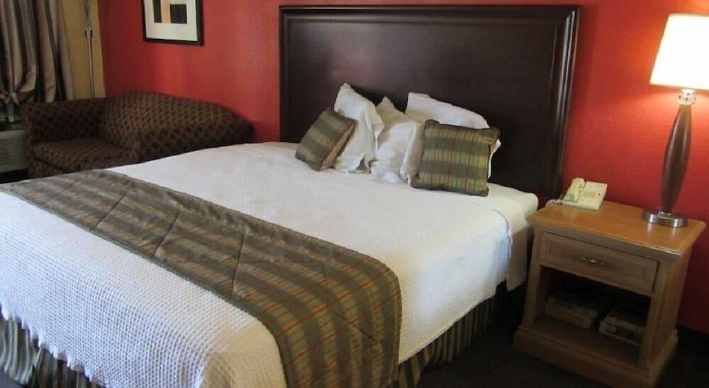 Best Classic Inn & Suites photo 7