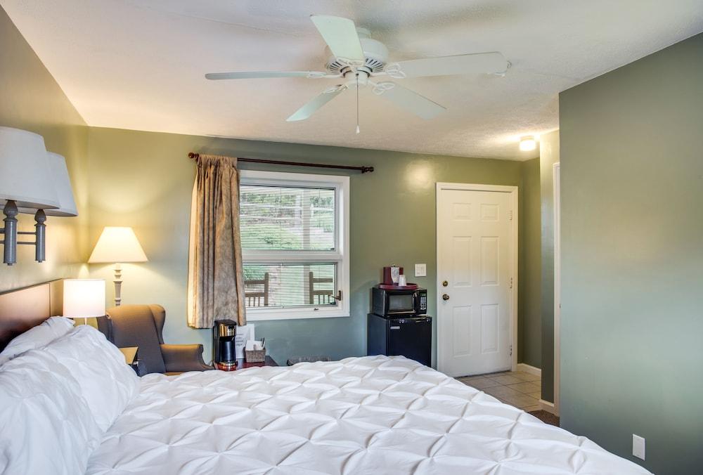 Boxwood Lodge photo 30