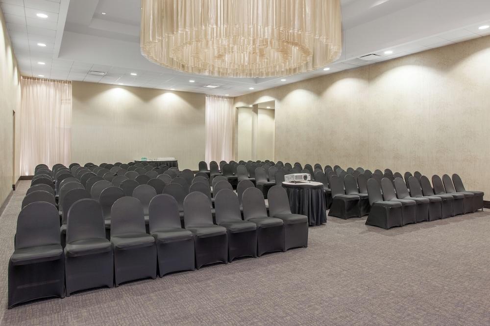 Crowne Plaza Chicago Ohare Hotel & Conf Ctr by IHG photo 29