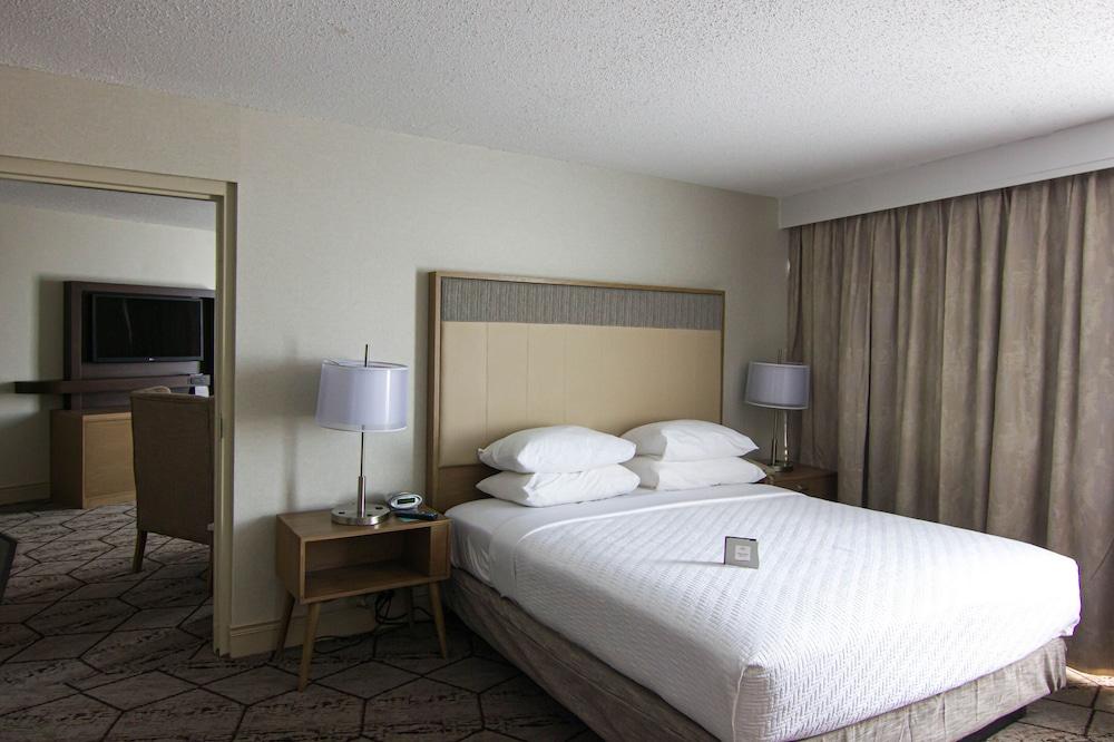 Crowne Plaza Syracuse, an IHG Hotel photo 2