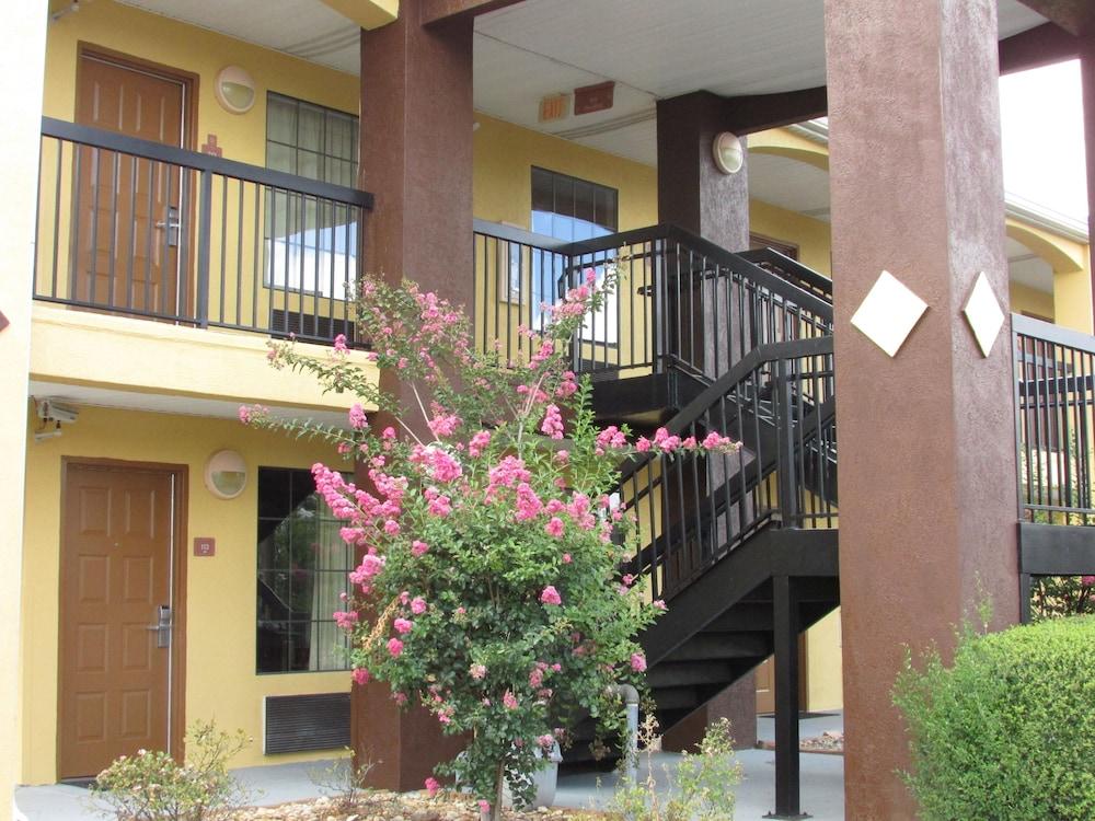 Days Inn & Suites by Wyndham Fort Valley photo 34