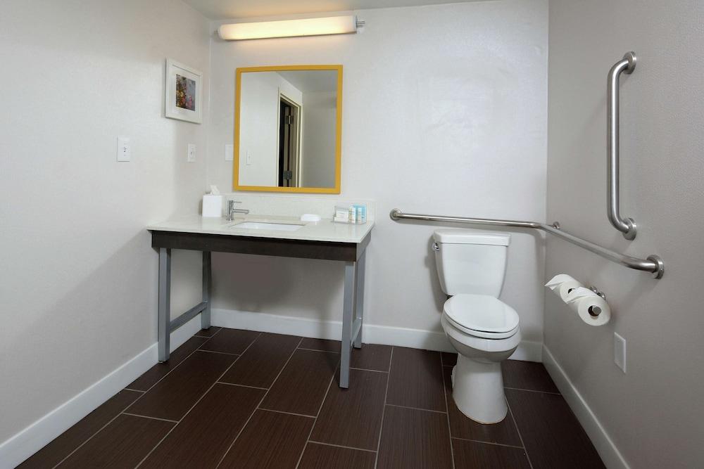Hampton Inn & Suites Clinton - I-26 photo 22
