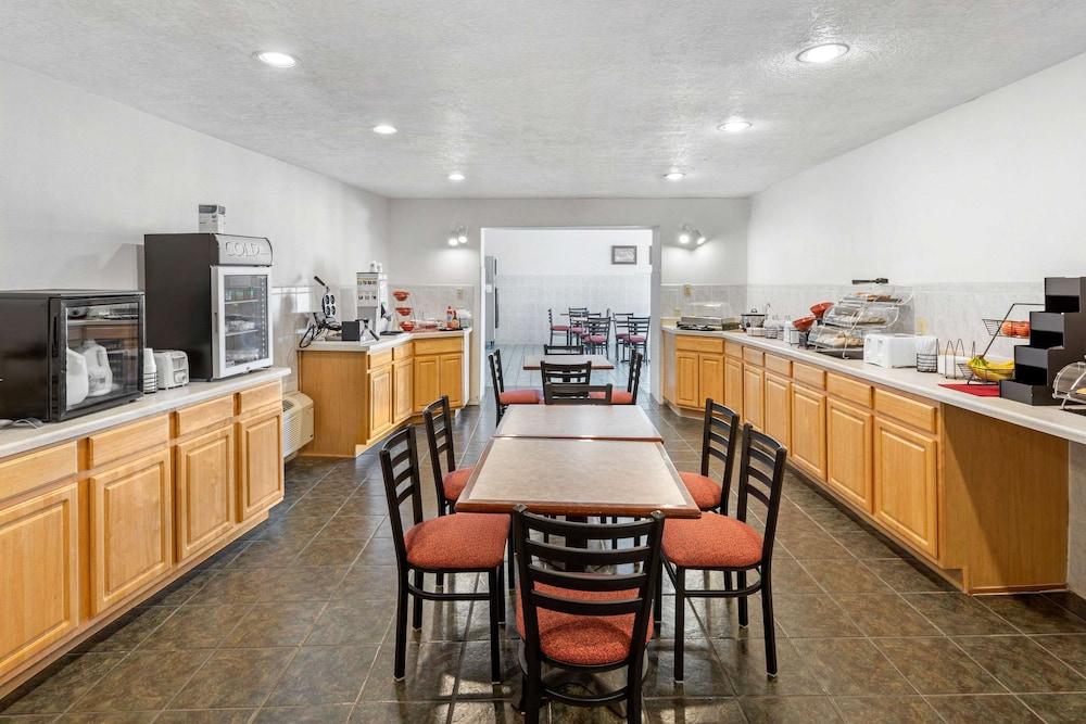 Econo Lodge Inn & Suites Socorro photo 9