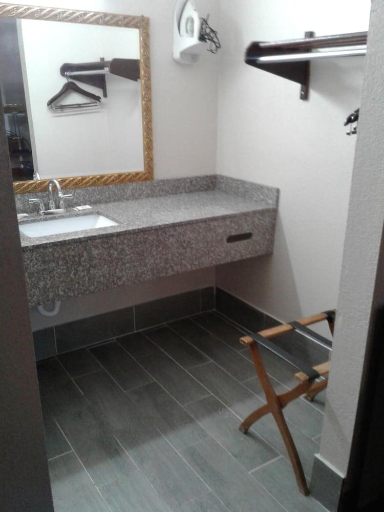 Budget Inn Express photo 16
