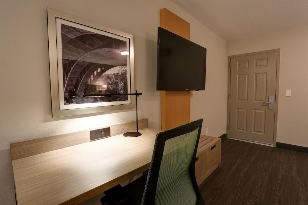 GreenTree Pasadena Inn photo 12