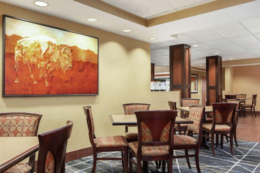 Hampton Inn Oklahoma City-I-40 E. (Tinker Air Force Base) photo 11