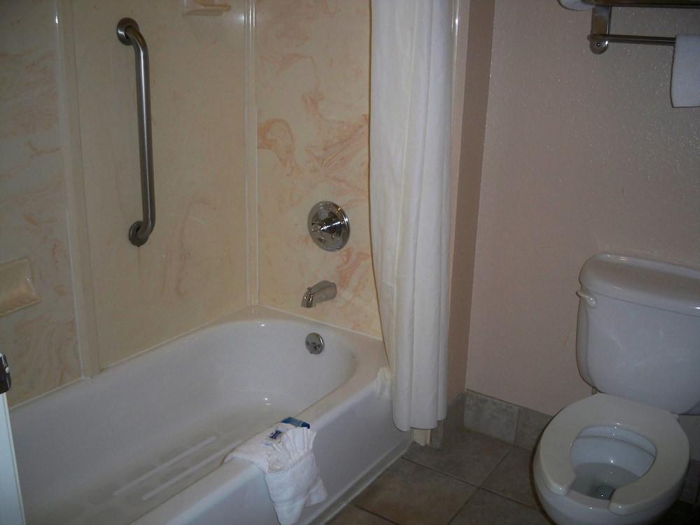 Scottish Inn & Suites photo 51