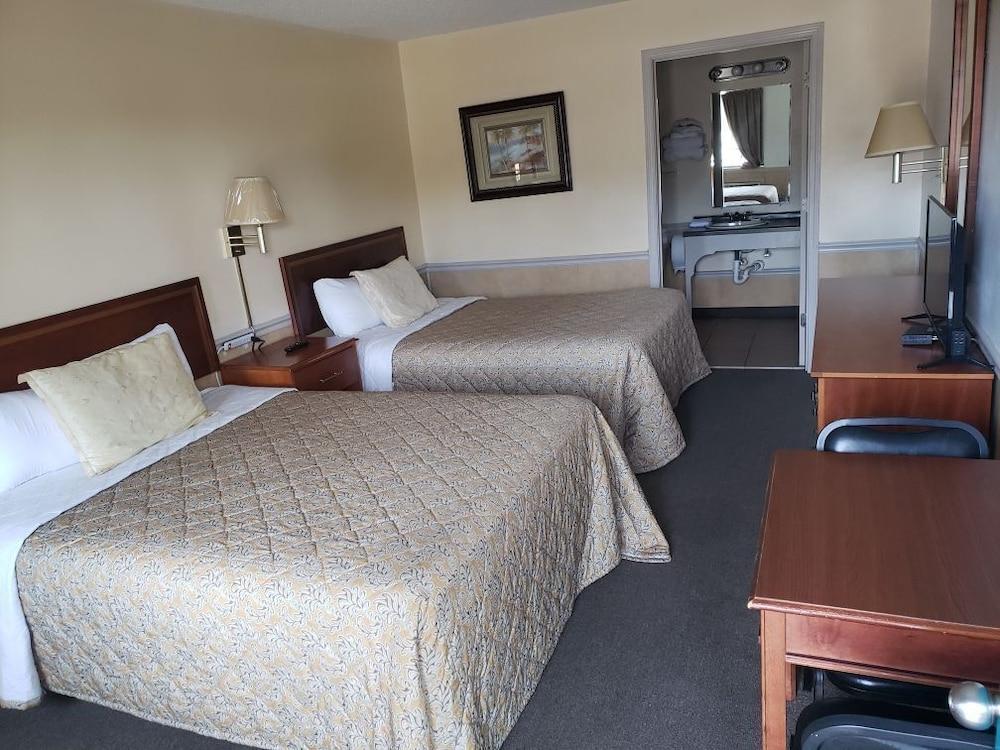 Traveler's Choice Motel photo 2
