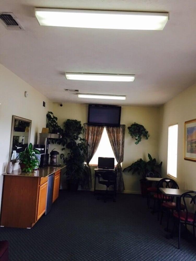 Royal Inn Taylorsville photo 6