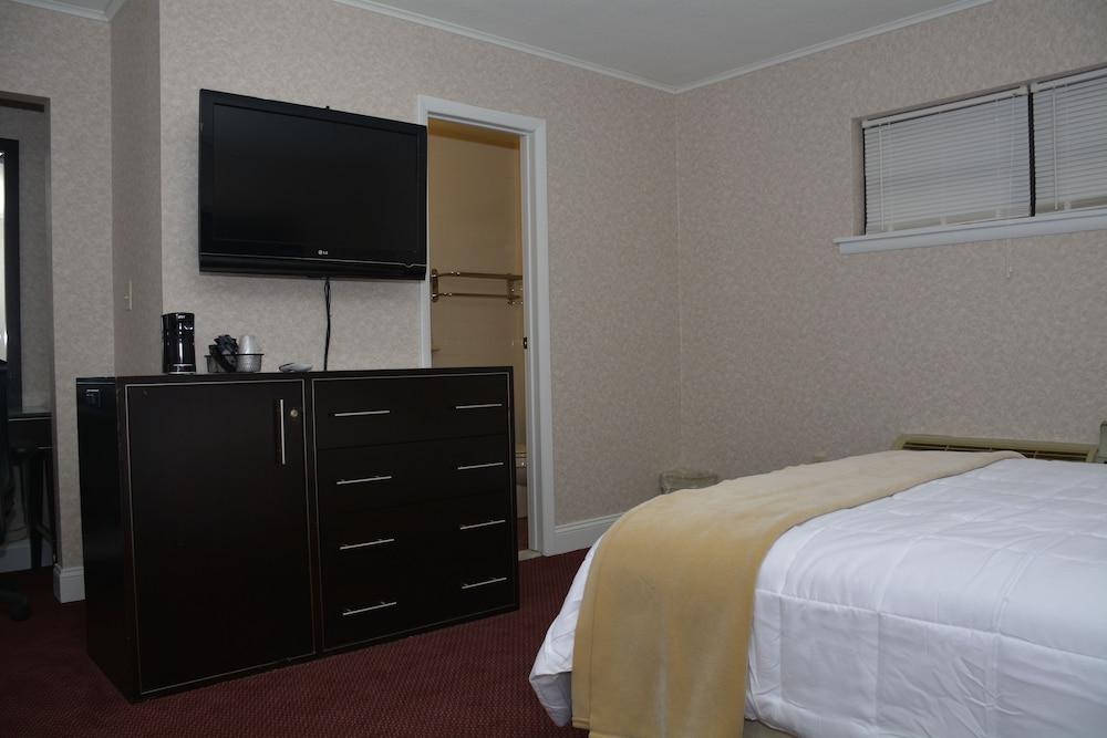 Atlantic Inn & Suites photo 59