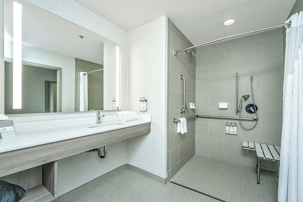 Holiday Inn Express & Suites Charleston Arpt-Conv Ctr Area photo 46