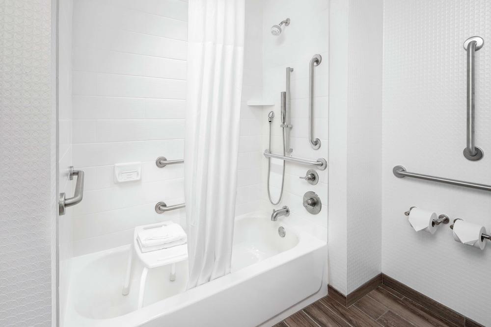 Hampton Inn & Suites Bridgeview Chicago photo 6