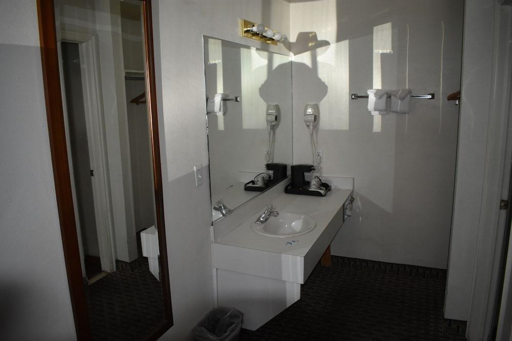 Rodeway Inn photo 21