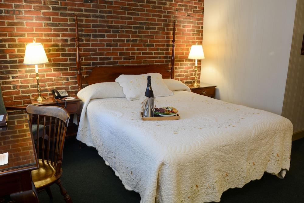Lamie's Inn and The Old Salt Restaurant photo 14