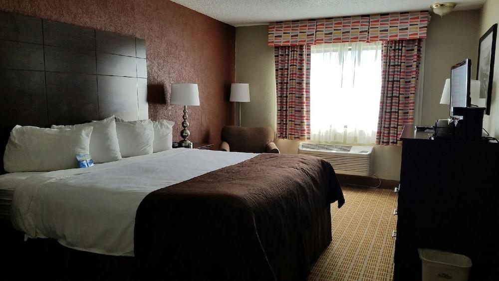 Baymont by Wyndham Midland Airport photo 13