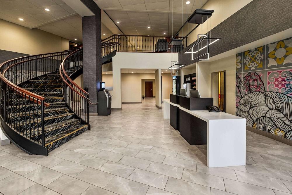 La Quinta Inn & Suites by Wyndham Lake George photo 12