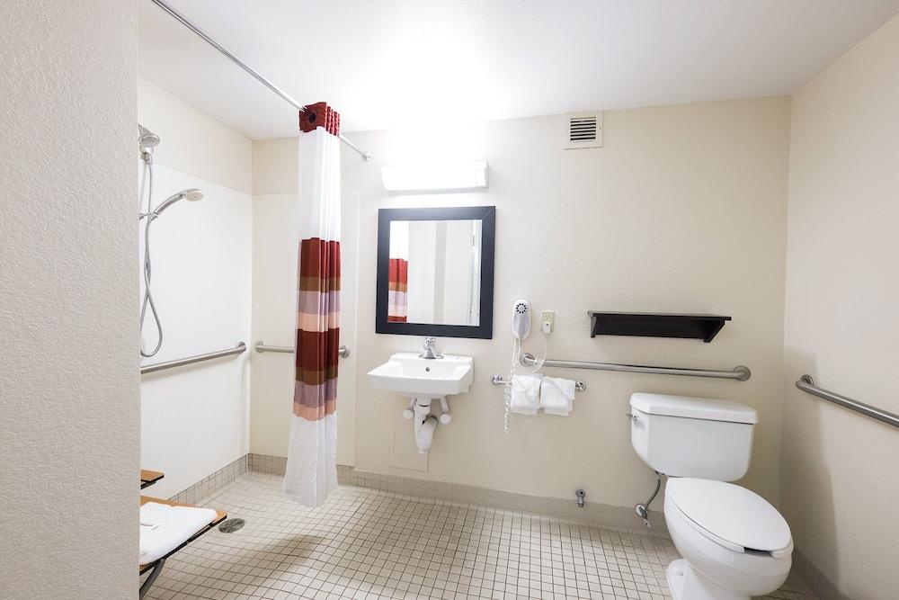 Red Roof Inn PLUS+ Austin South photo 23