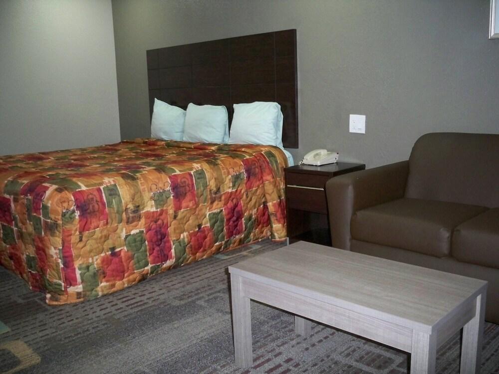 Scottish Inn & Suites photo 40