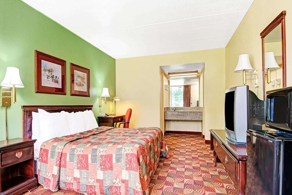 Super 8 by Wyndham Nashville Near Downtown / I-40 photo 3