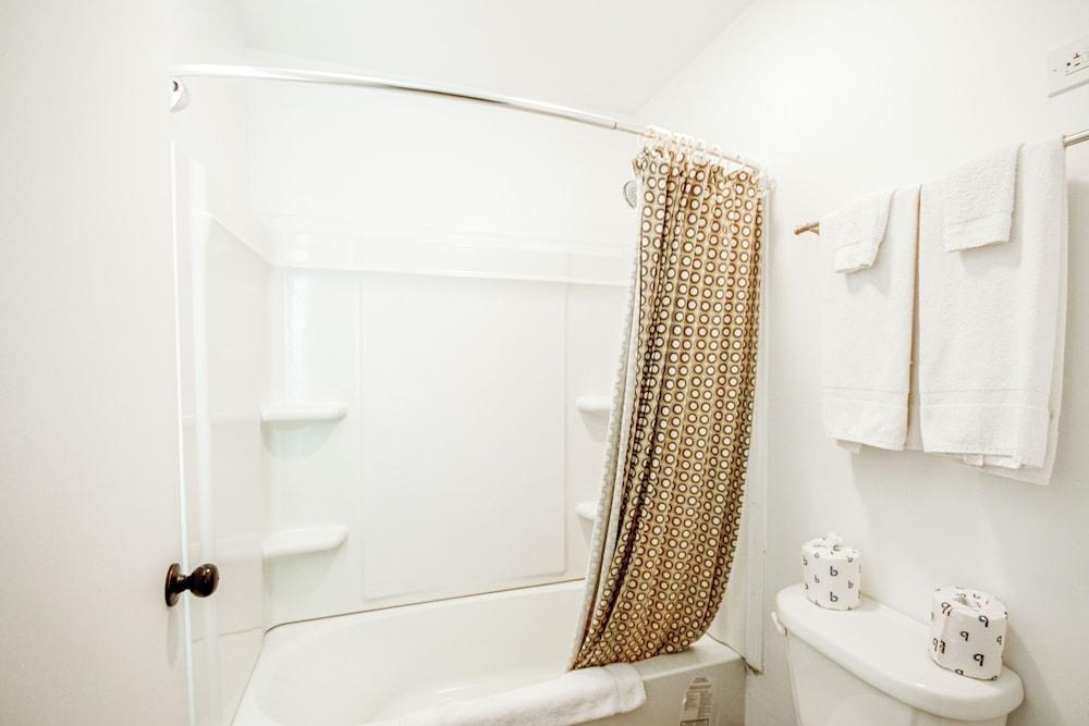 OYO Travelier Motel photo 31