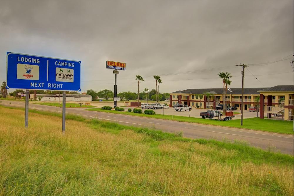 Deluxe Inn & Suites photo 34