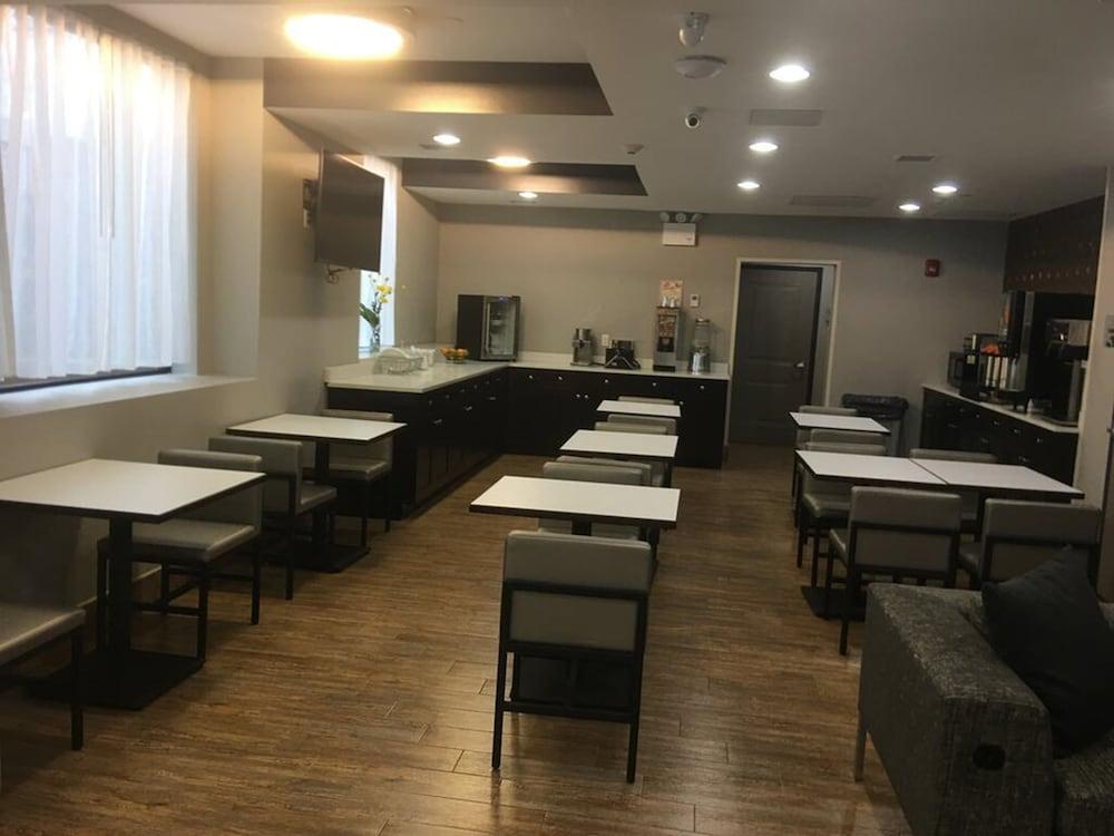 Wingate by Wyndham JFK Airport/Far Rockaway photo 19