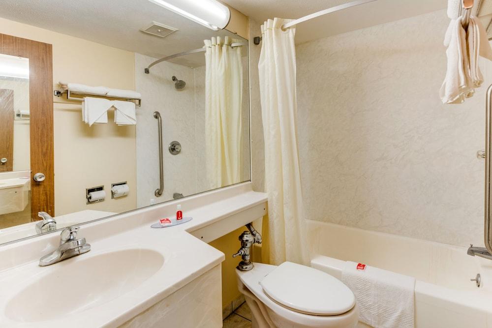 Econo Lodge Inn And Suites photo 29